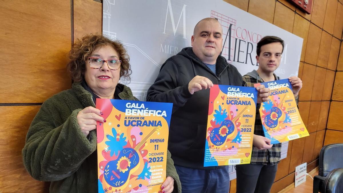 Belén Prieto, David Santos y Juan Ponte, con el cartel de la gala benéfica.