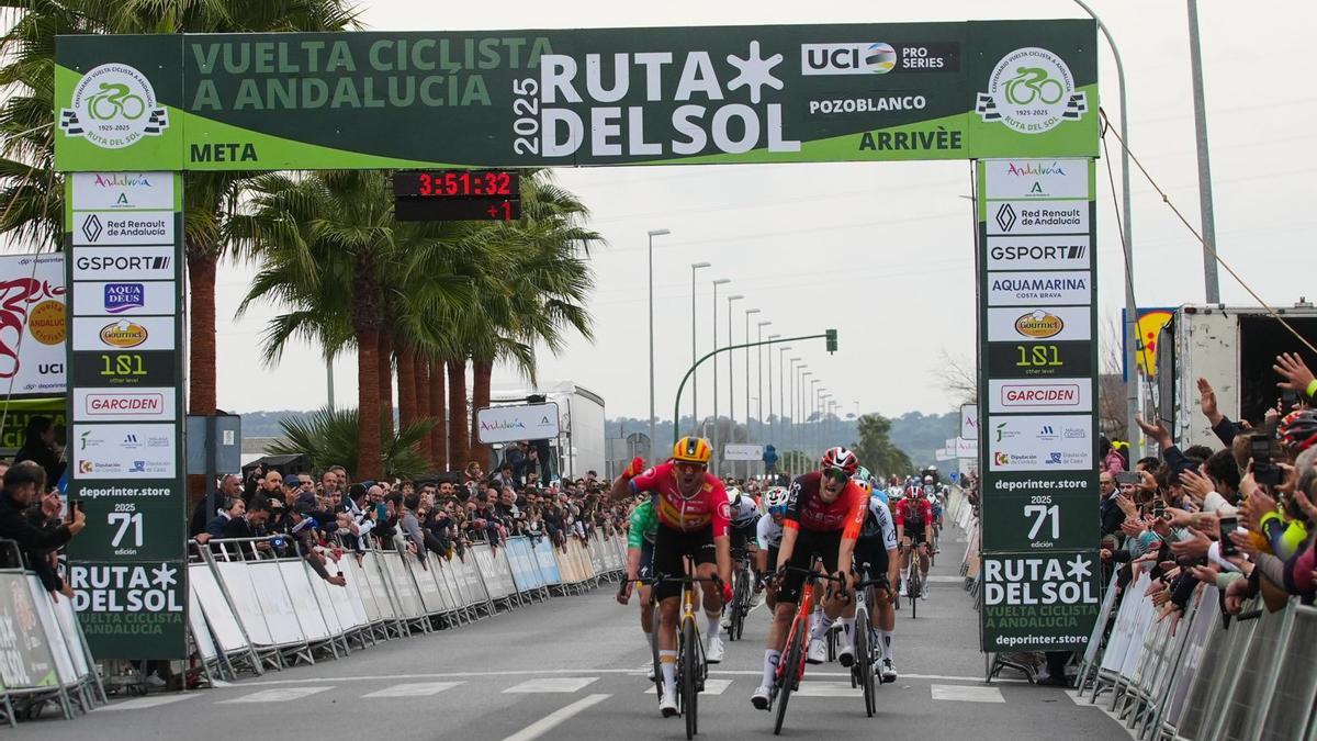 La etapa de la Vuelta a Andalucía con final en Pozoblanco en imágenes