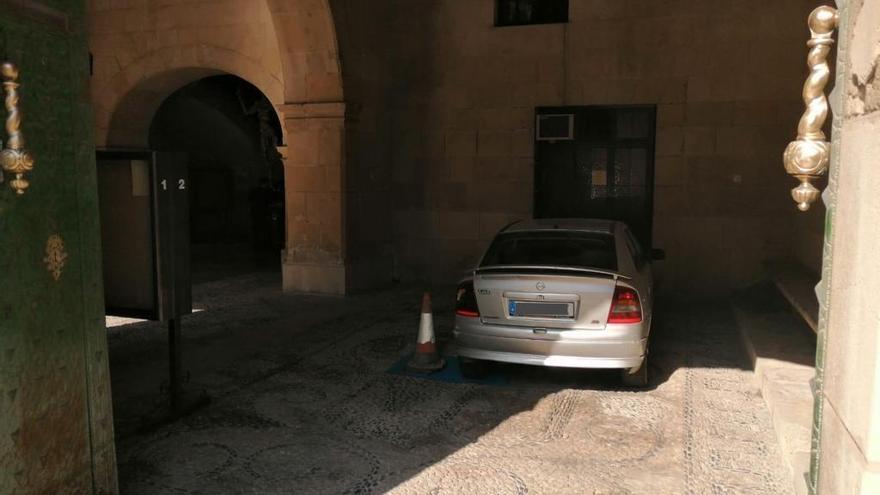 Un hombre aparca su vehículo dentro del Ayuntamiento de Alicante y le deja las llaves al conserje