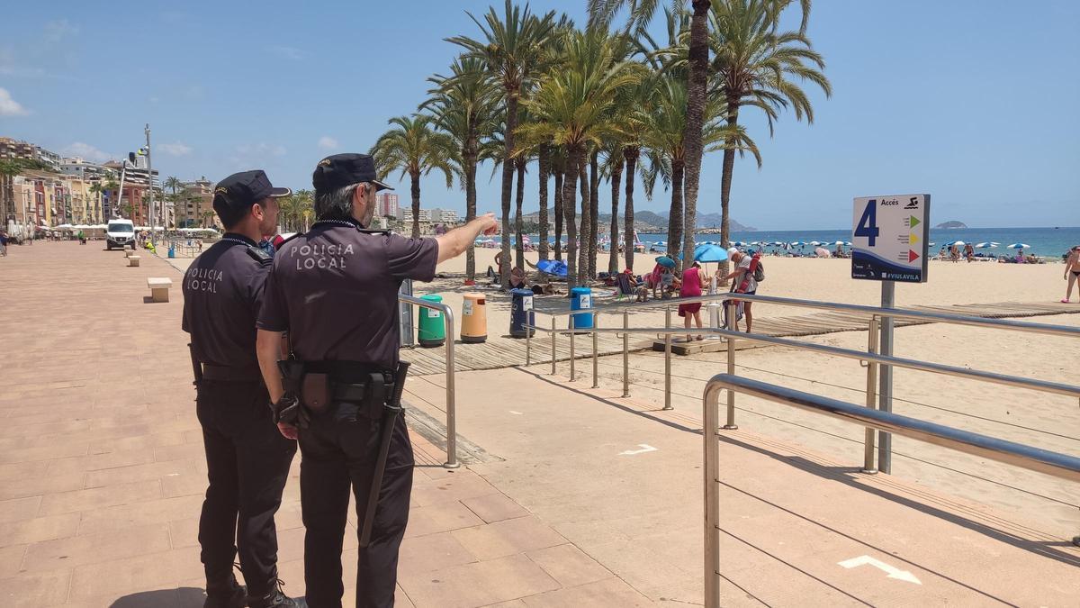 Agentes de la Policía Local de La Vila en la playa.