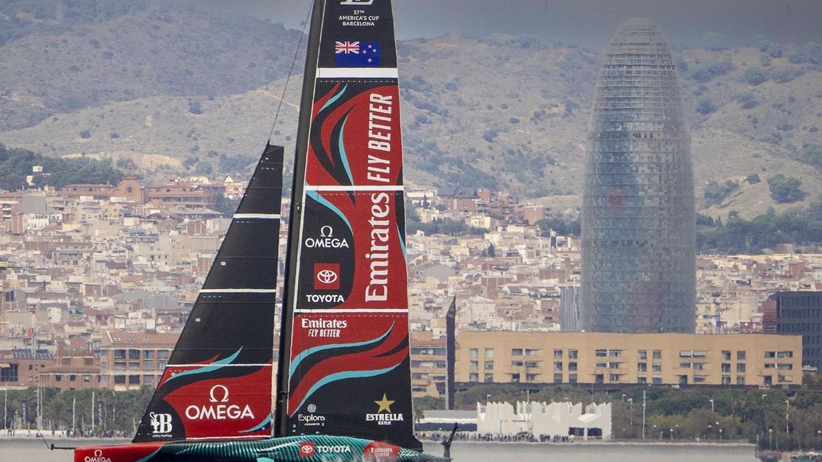 L’Emirates Team New Zealand durant una de les regates de la final de la Copa Amèrica, la setmana passada. | FERRAN NADEU