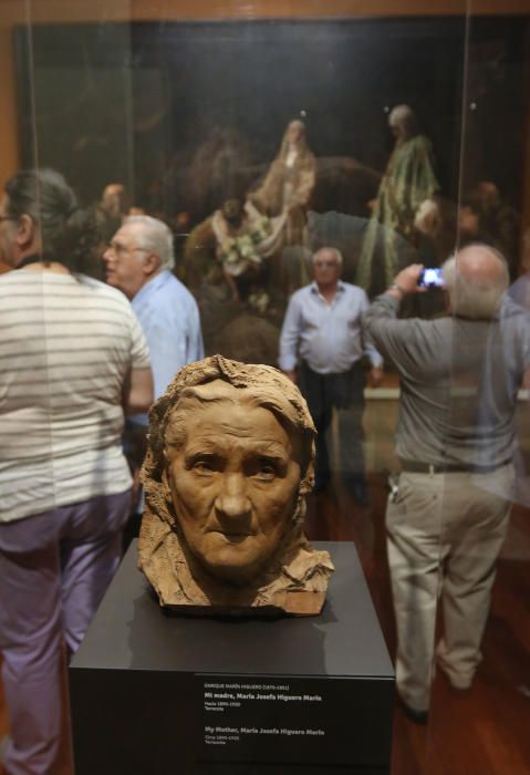 Rosa Aguilar, acompañada por integrantes de la Plataforma de la Aduana y la Asociación de Amigos del Museo de Málaga, ha visitado las instalaciones que, por el momento, siguen sin fecha de apertura co