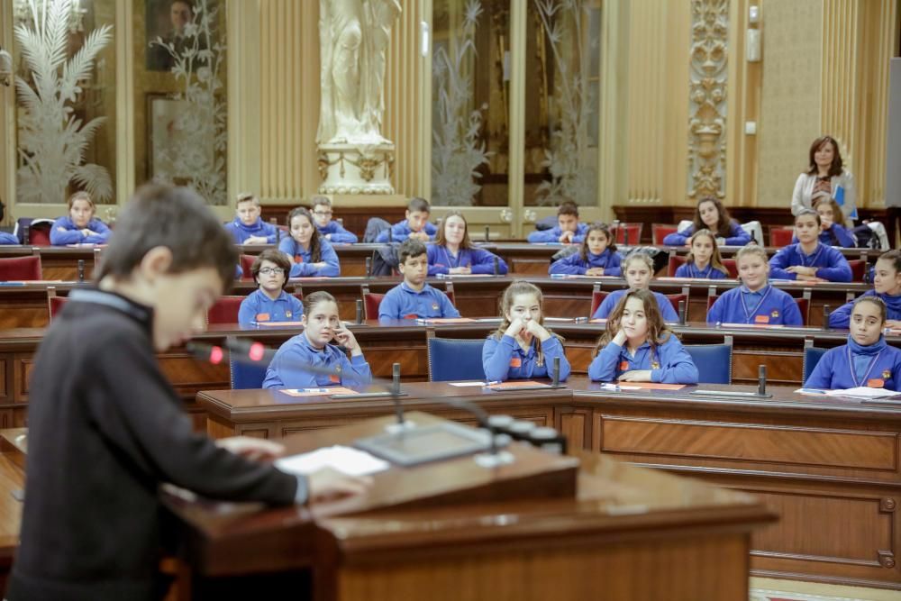 Los niños se convierten en diputados en el pleno de Aldeas Infantiles en el Parlament