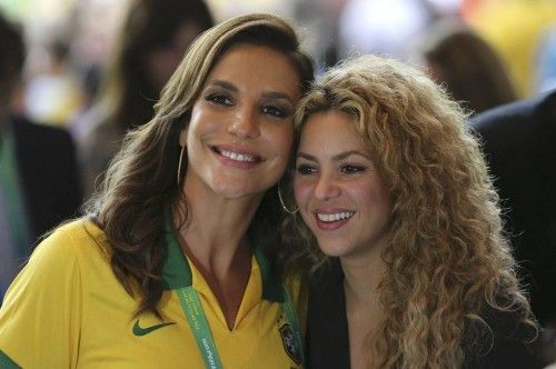 Shakira, con la cantante brasileña Ivete Sangalo en Maracaná