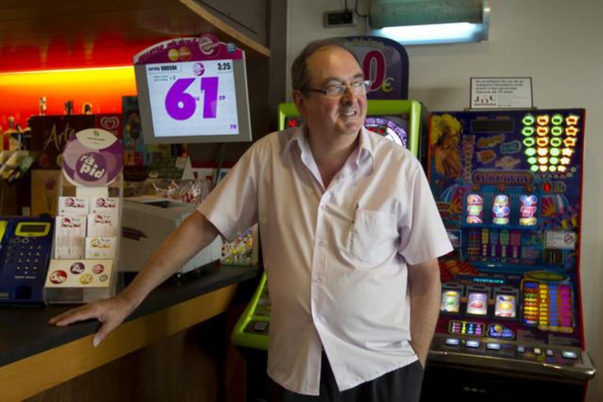Antoni Rovira, amo del bar Rovira, davant del monitor de la Loto Express, dijous.