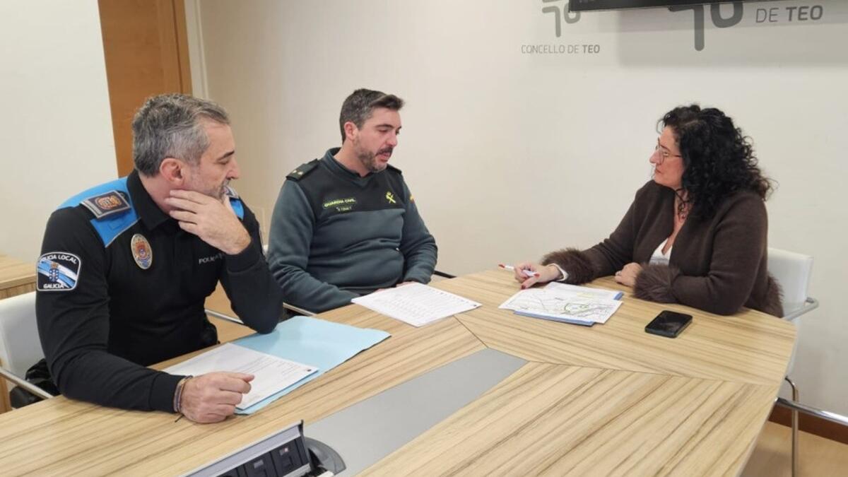 Manuel Parga, izquierda, con Jesús Tobar y Lucía Calvo reunidos por los robos en Teo.