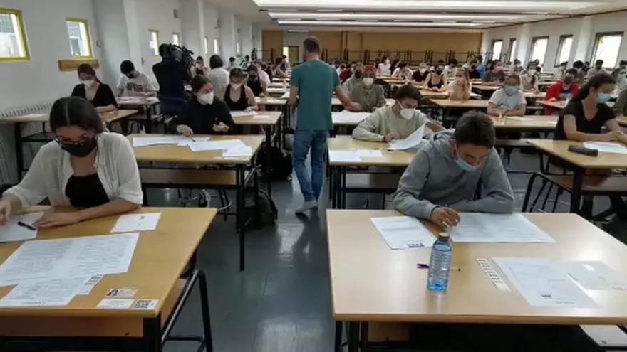 Preuniversitarios con mascarilla