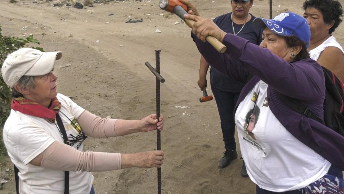 Miembros del Colectivo Solecito clavan varillas en busca de cadáveres de personas desaparecidas, en Veracruz.