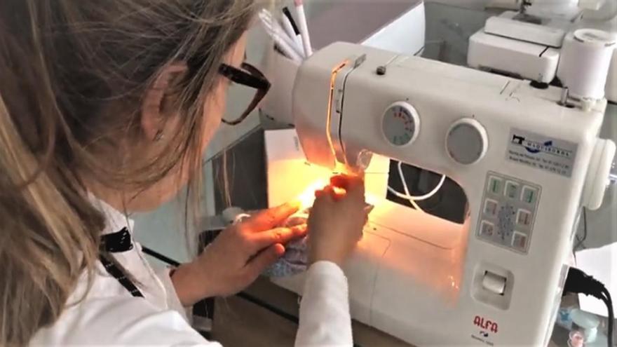 Una voluntaria de Iberdrola fabrica mascarillas.