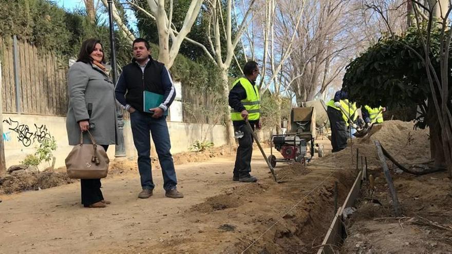 La concejala Sandra Martínez supervisó ayer los trabajos de adecuación de las alamedas.