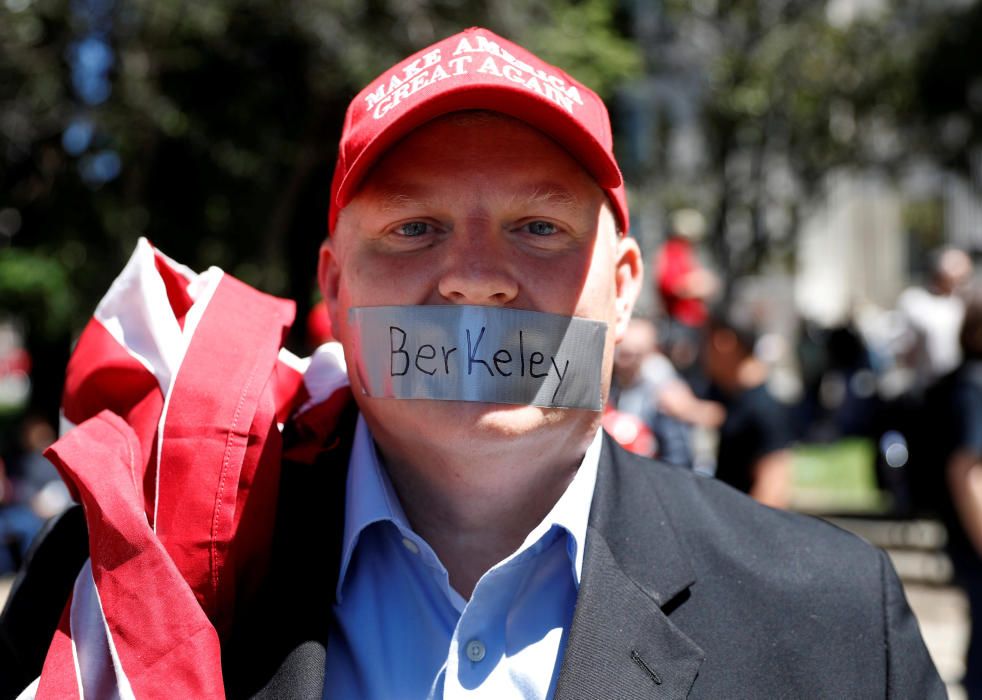 Un hombre protesta contra la suspensión de un discurso de la conservadora Ann Coulter en la Universidad de Berkeley, en California, EEUU.