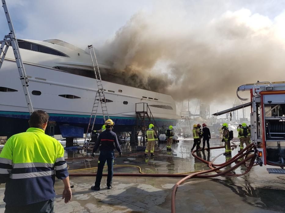 Arde un yate en el puerto pesquero de Alicante