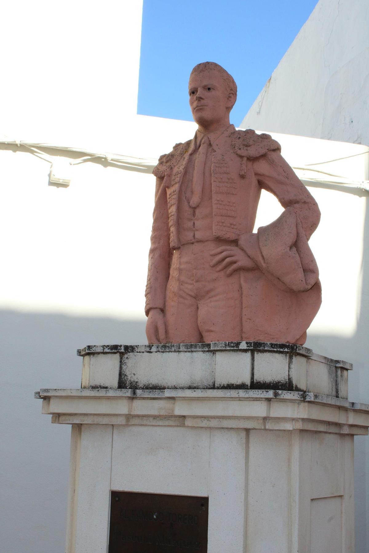 Estatua de Pascual Márquez que preside el inicio de la calle homónima.