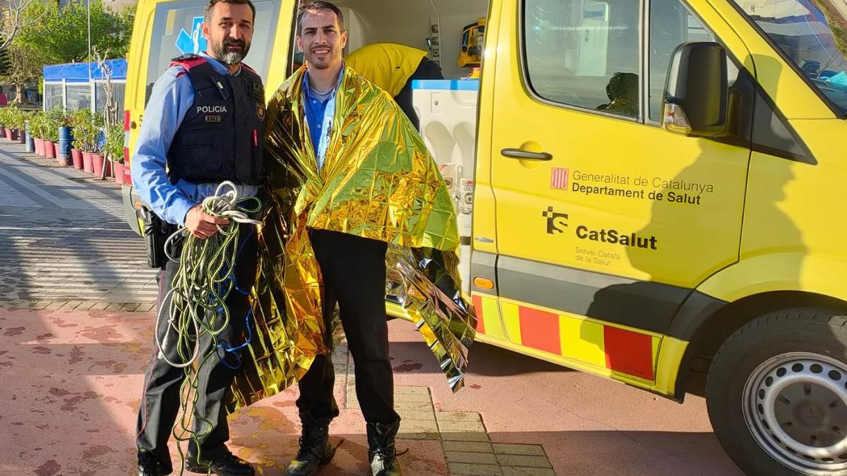 Dos mossos d'esquadra salven una dona de morir ofegada a la badia de Portbou