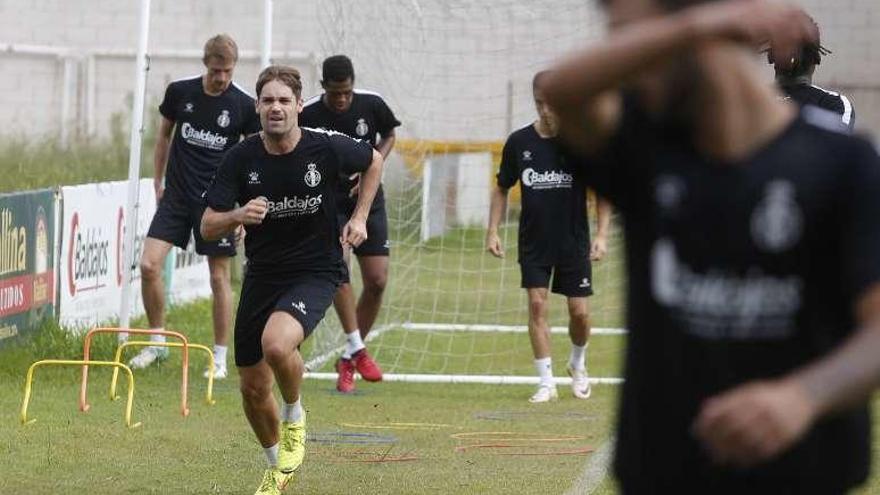 Domínguez, en un entrenamiento, con Thomas detrás.