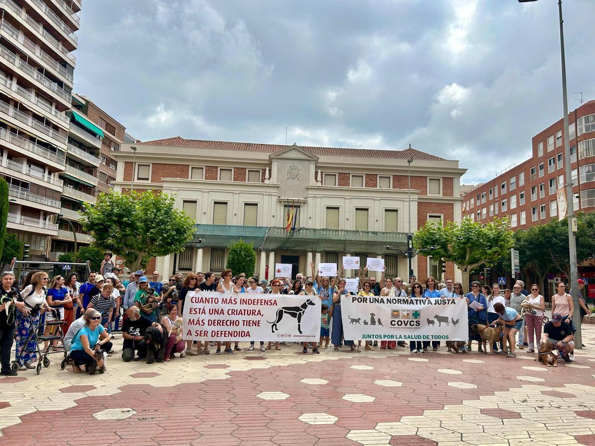 Las personas que acudieron a la movilización, frente a la Subdelegación del Gobierno.