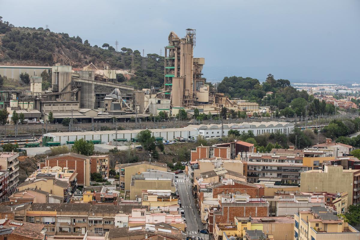 Denunciada la Generalitat por dar trato de favor a la cementera de Montcada