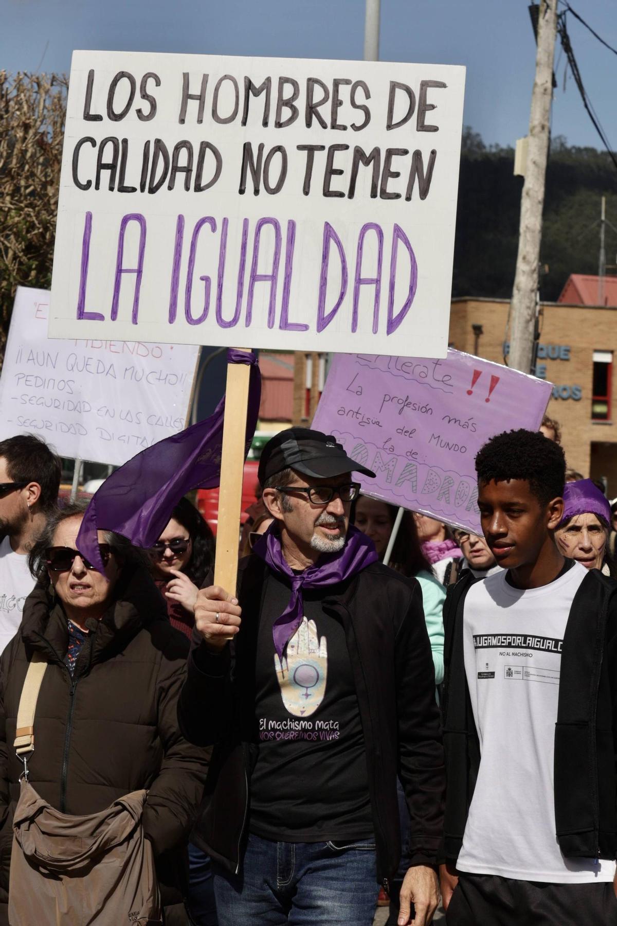 EN IMÁGENES: Un multitudinario y diverso 8M desborda las calles de Villaviciosa y celebra a la mujer rural