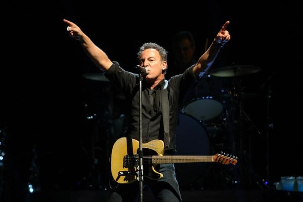 Bruce Springsteen, entregat al seu públic durant el concert a l’Estadi Olímpic.