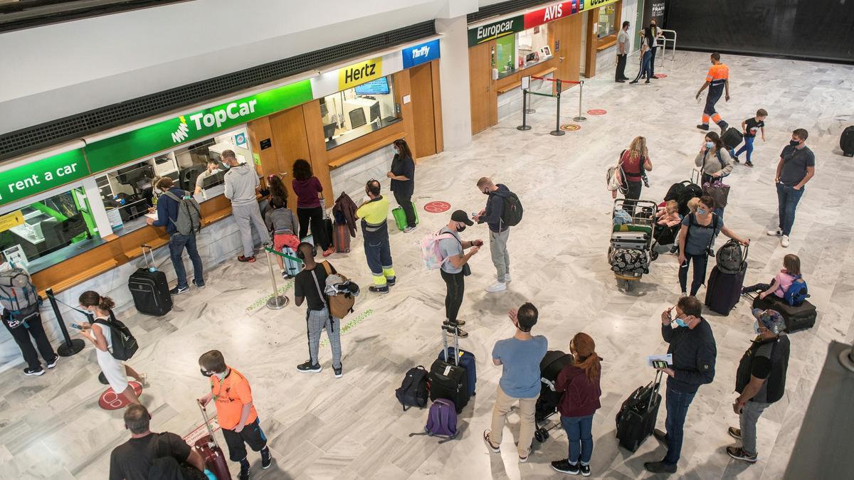 Viajeros en un aeropuerto.