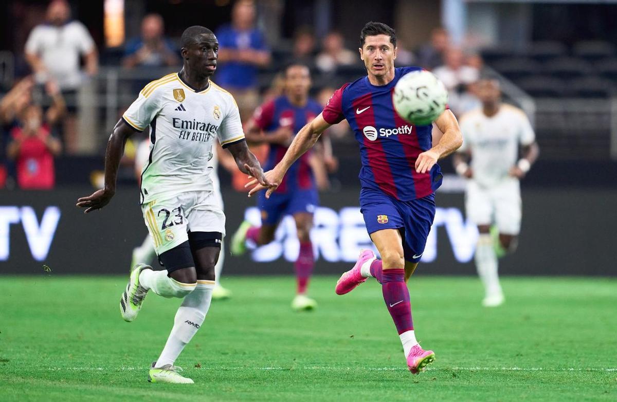 Lewandowski y Mendy pugnan por una pelota en el clásico en Estados Unidos