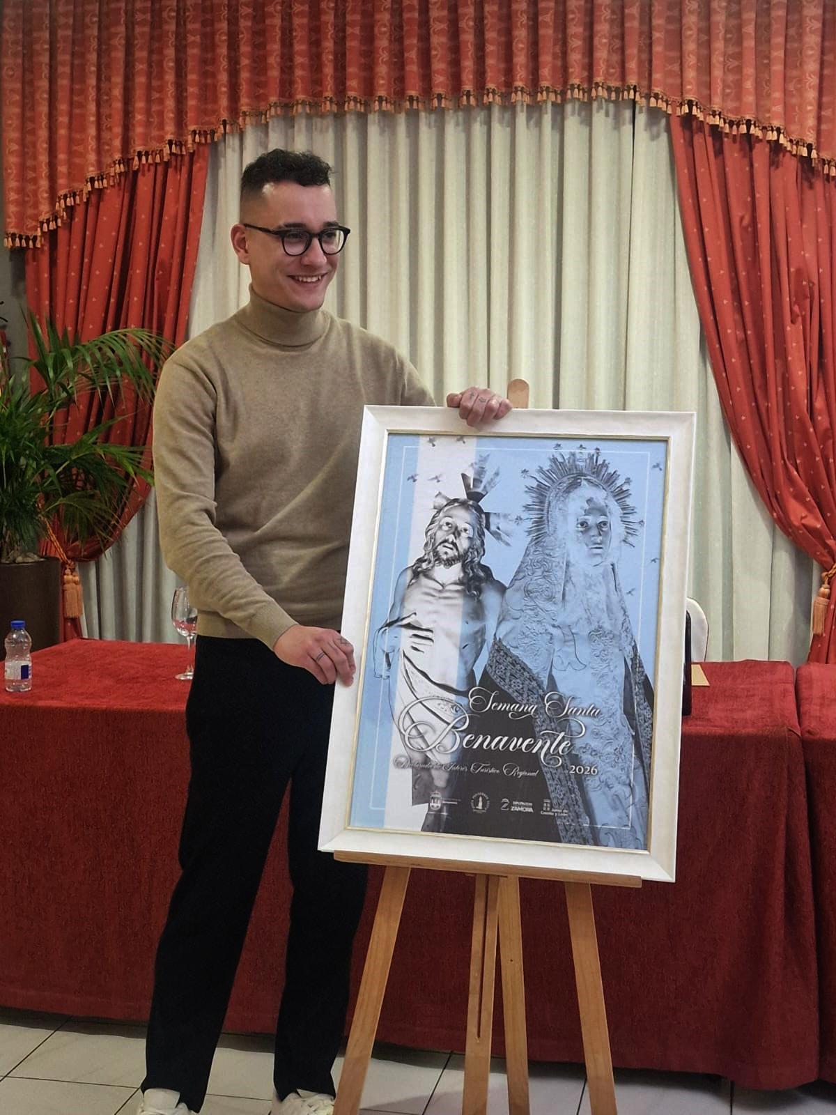 Manuel Domínguez Maniega posando con el cartel.