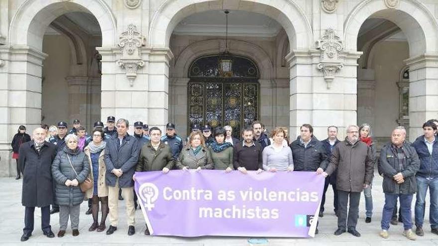 Las autoridades municipales, ante el Concello.