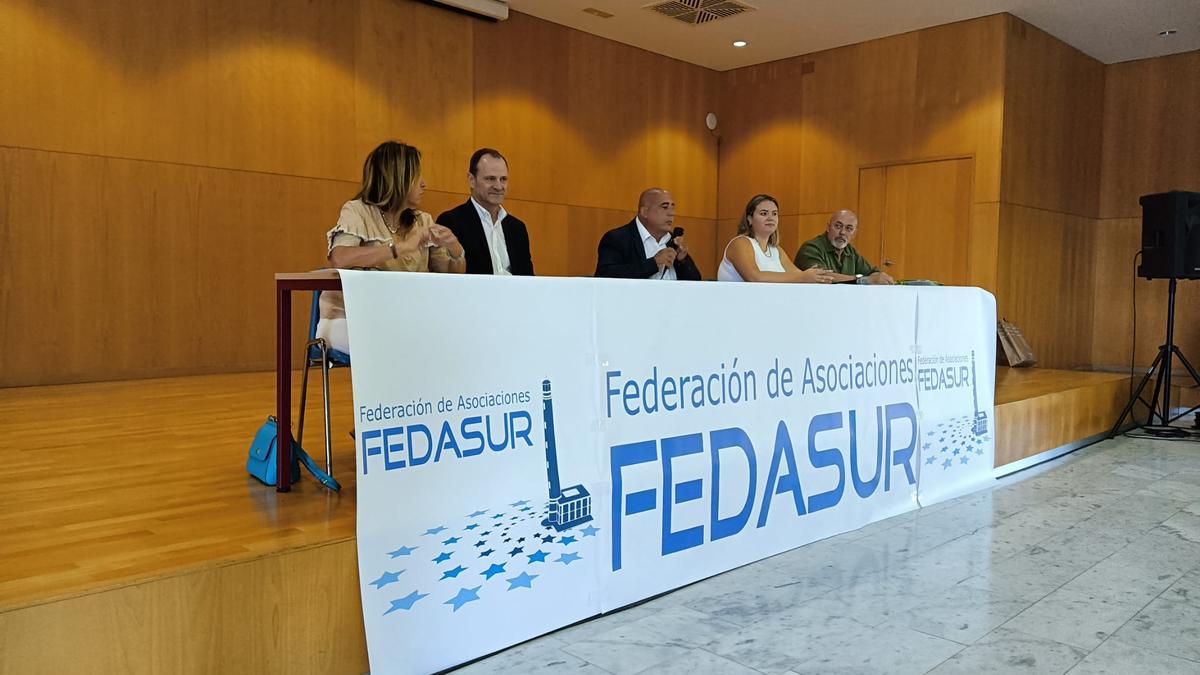 Por la izquierda, Ana María Caré, Óscar Hernández, Luis León, Irasema Hernández y Gian Luca Seccetto, durante la presentación de Fedasur.