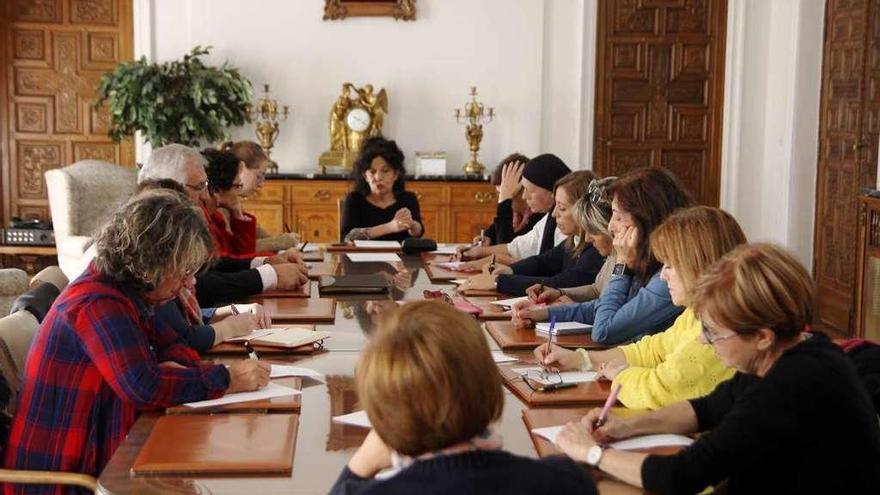 Reunión del Consejo Municipal de la Mujer celebrada ayer.