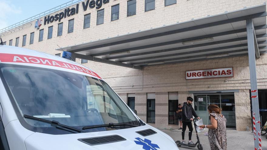 Ambulancia en la puerta de Urgencias del Hospital Vega Baja, en una imagen de archivo / Áxel Álvarez