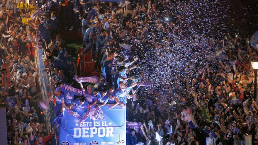 Celebración del ascenso a Primera División en la fuente de Cuatro Caminos en 2012.
