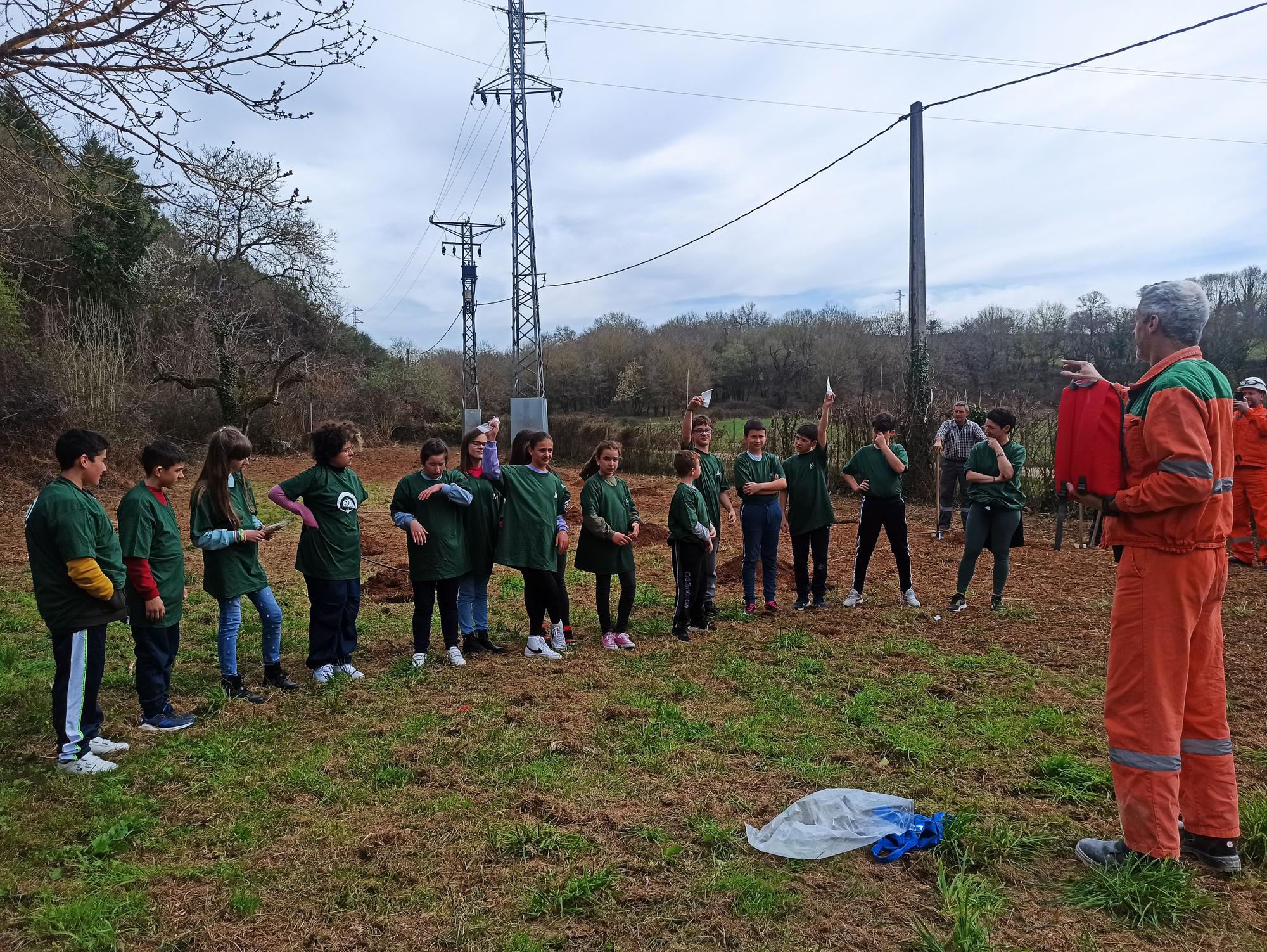 Los escolares de San Cucao ponen freno a la huella de carbono con la plantación de árboles frutales, así fue la jornada ambiental