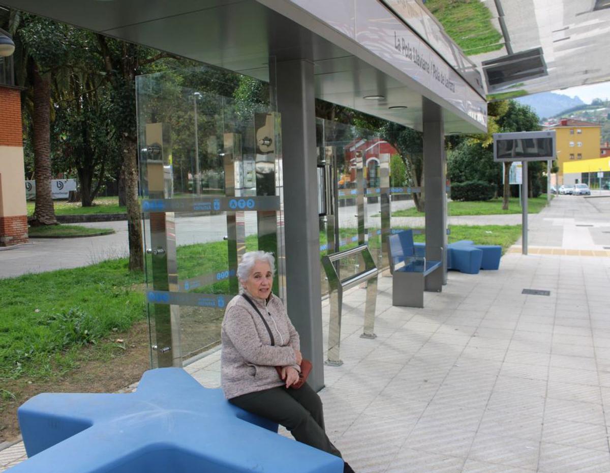 Los vecinos se suben al bus en Laviana: "Es más fácil con el intercambiador"