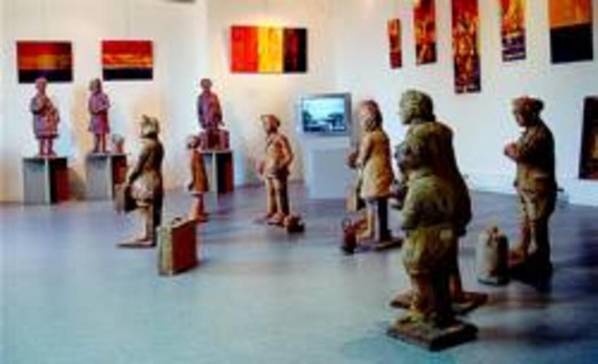 Una de les sales de la mostra que s’inaugura a la Jonquera. A sota, una de les obres exposades.