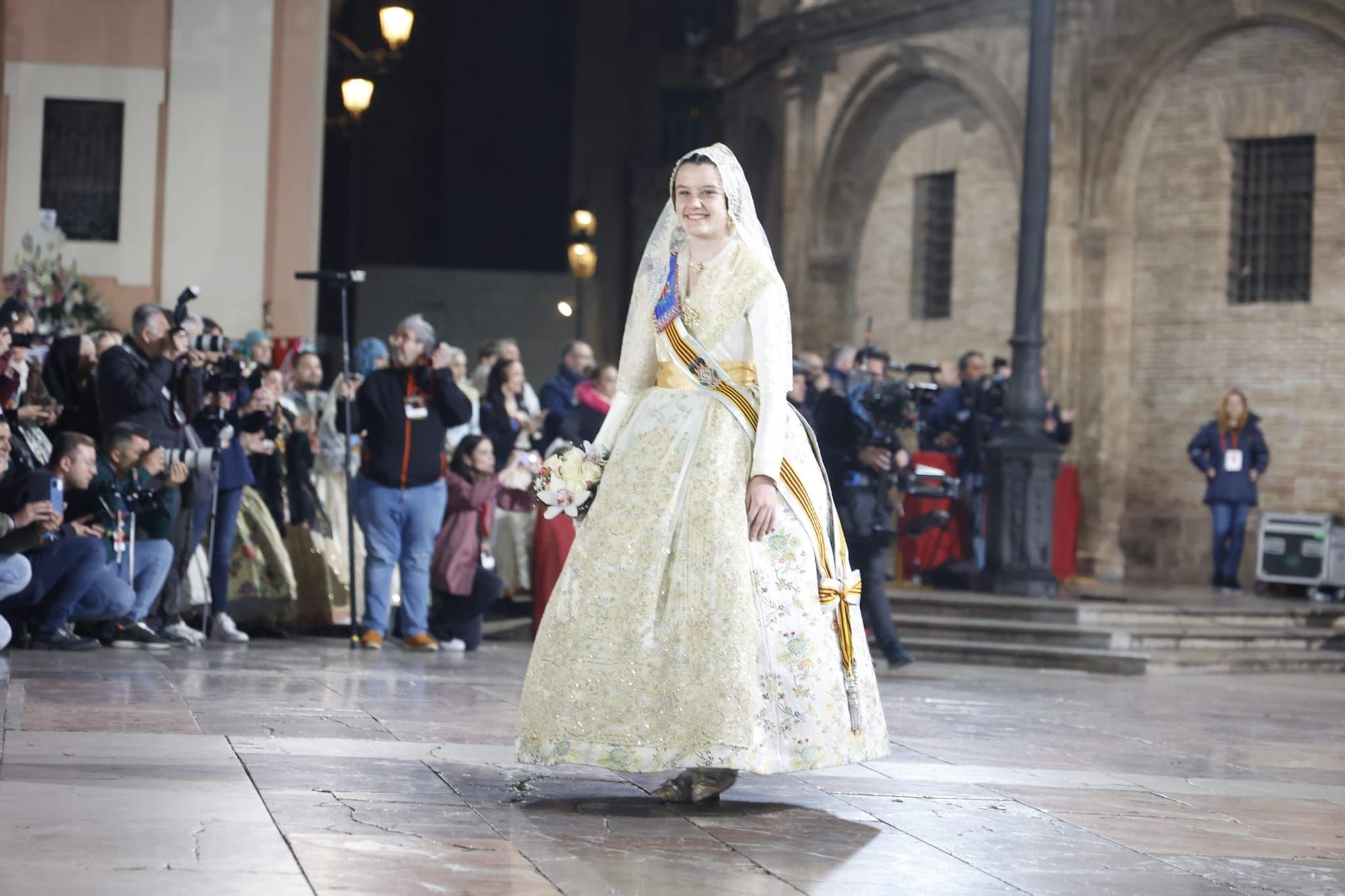 Ofrenda Fallas 2023 | Así ha sido la llegada de Paula Nieto a la plaza de la Virgen