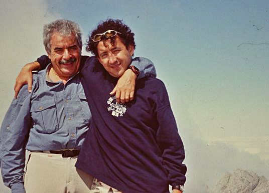 Avelino y Jorge, el emocionado abrazo de padre e hijo en la cima de Peña Santa.  