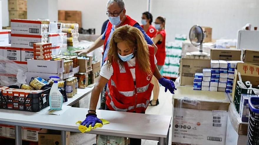 Voluntarios en el banco de alimentos de Cruz Roja en Eivissa el pasado mes de julio.