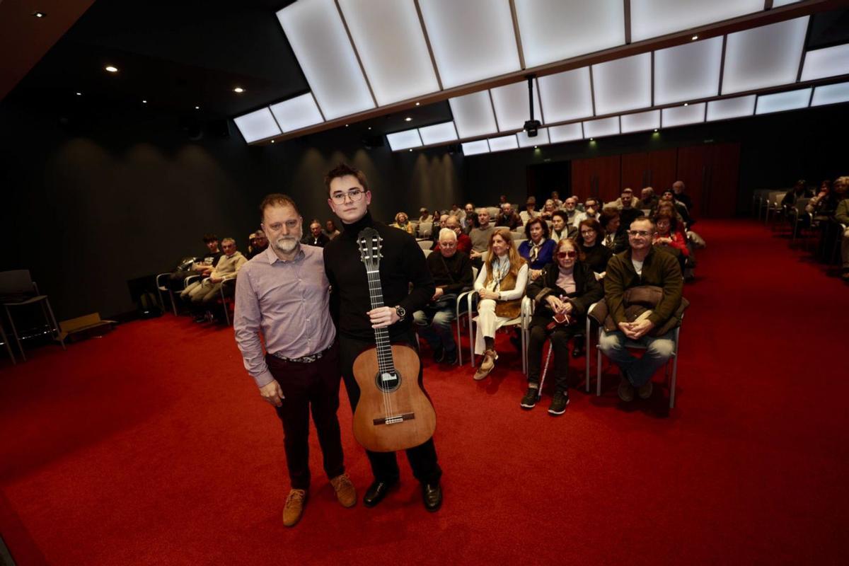 Por la izquierda, Manuel Paz y Santos Sánchez, ayer, en el Club. | IRMA COLLÍN