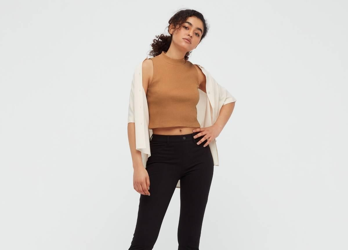 Crop top de canalé de Uniqlo disponible en varios colores