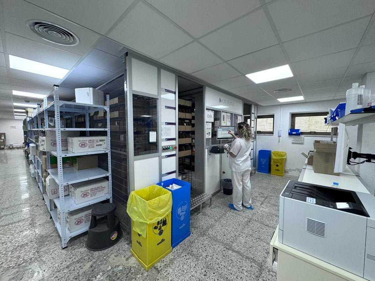 El servicio de Farmacia del Hospital General de Elche elaboró el último año más de 44.000 unidades de soluciones intravenosas y fórmulas magistrales estériles y no estériles