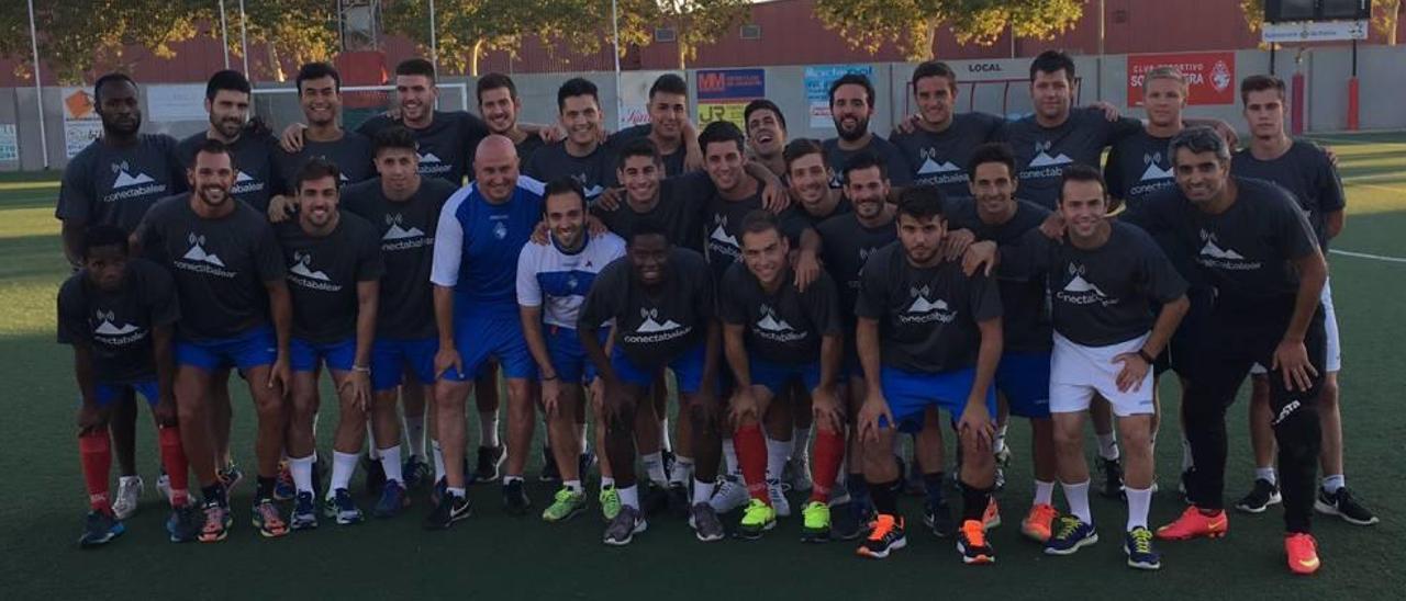 Los jugadores del Son Cladera, ayer antes de la primera sesión de entrenamiento.