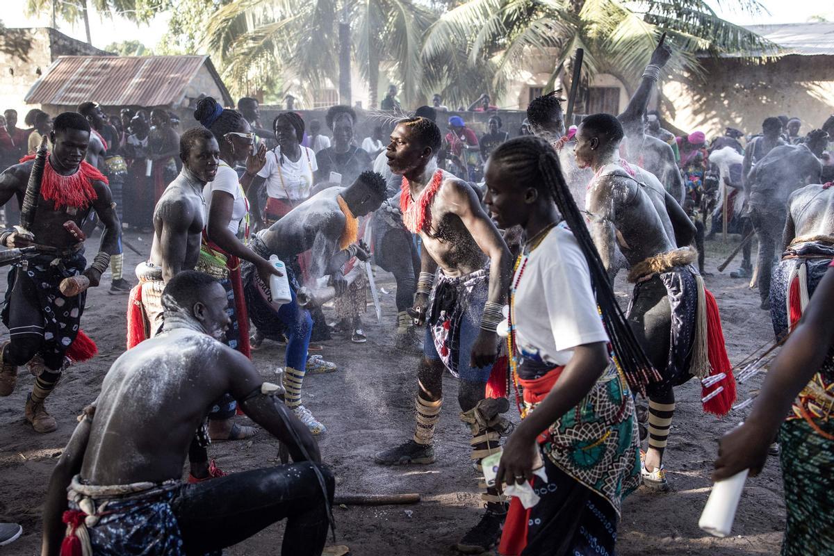 Jóvenes, vestidos con sus trajes tradicionales, asisten a una ceremonia que marca el final del proceso de iniciación anual para hombres jóvenes en Kabrousse, Senegal.