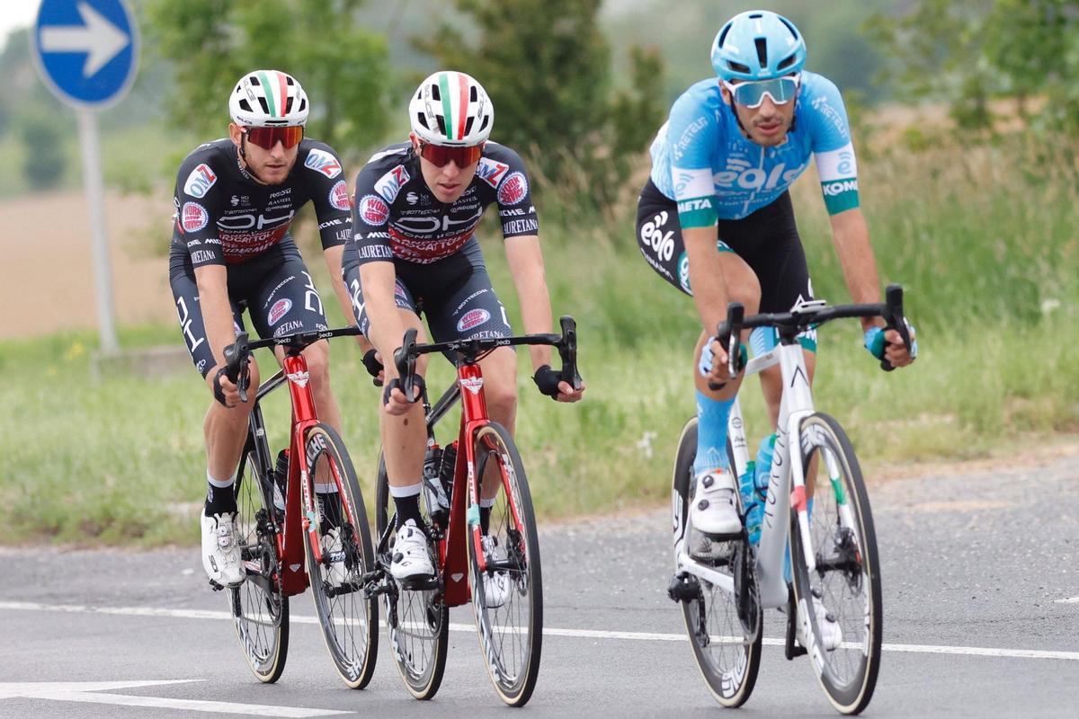 Balatonfured (Hungary), 08/05/2022.- (L-R) Italian riders Filippo Tagliano of UCI ProTeam Drone HopperñAndroni Giocattoli, Samuele Rivi of UCI ProTeam Eolo ñ Kometa and Mattia Bais of UCI ProTeam Drone HopperñAndroni Giocattoli in action during the third stage of the 105th Giro d’Italia cycling tour, a race over 201km from Kaposvar to Balatonfured, Hungary, 08 May 2022. (Ciclismo, Hungría) EFE/EPA/Gyorgy Varga HUNGARY OUT