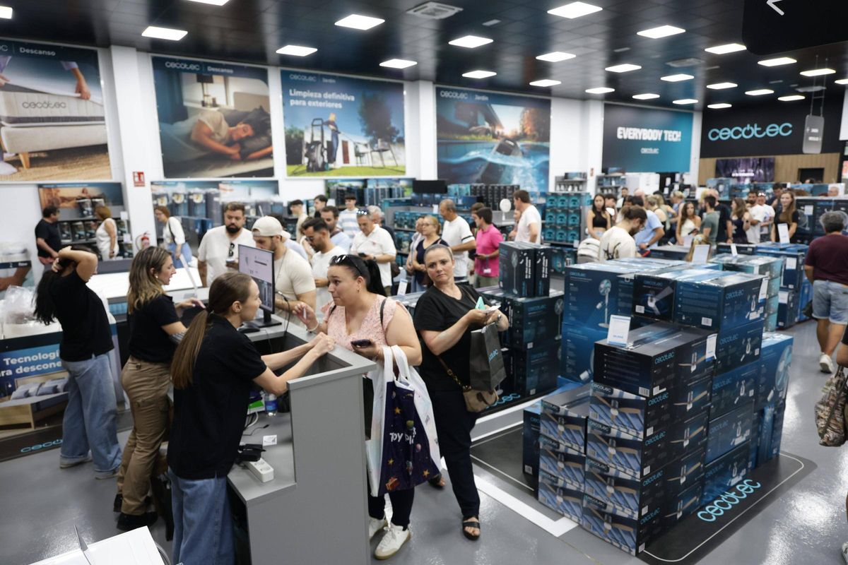 Los cacereños hacen sus primeras compras en el espacio Cecotec.