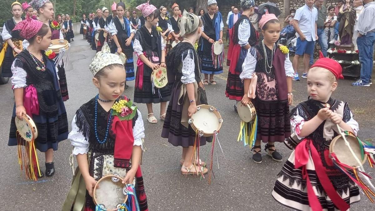 Las aldeanas esperan a la Magdalena para salir en procesión desde la capilla. | M. Villoria