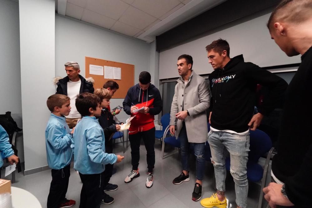 La plantilla del Mallorca visita a los niños y niñas ingresados en los centros hospitalarios de Palma