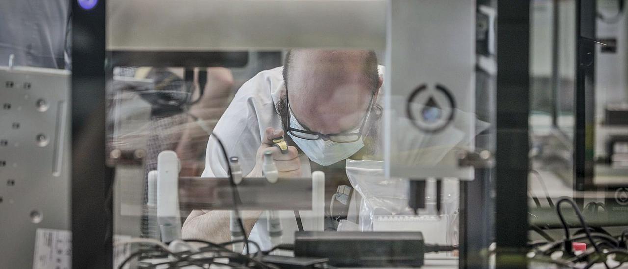 El laboratorio de Microbiología de Son Espases.