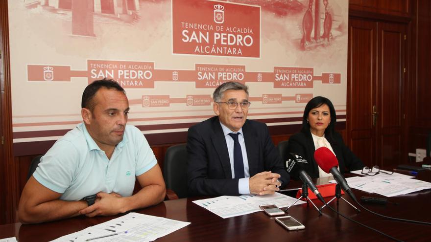 El teniente alcalde de San Pedro, Javier García, ayer en la presentación del presupuesto.