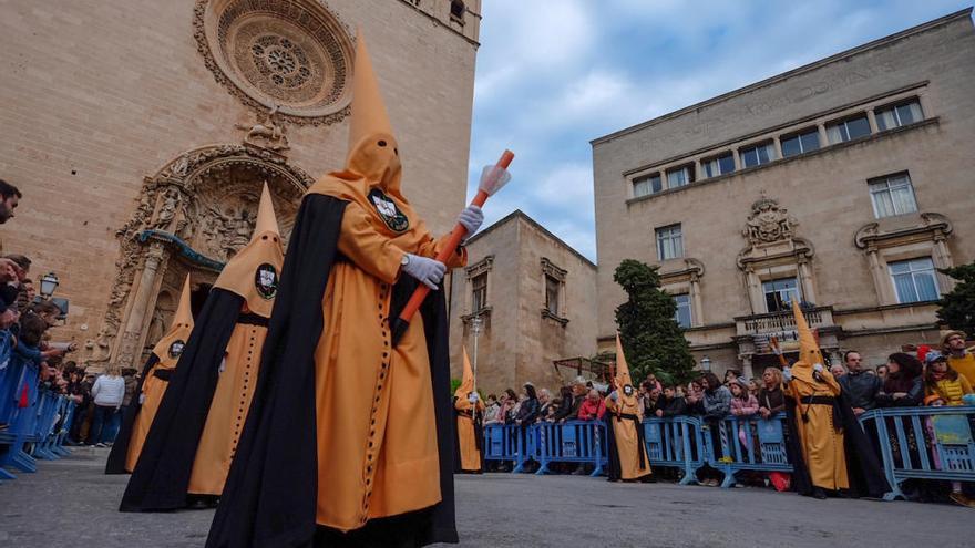 La procesión del Viernes Santo llena de solemnidad el centro de Palma