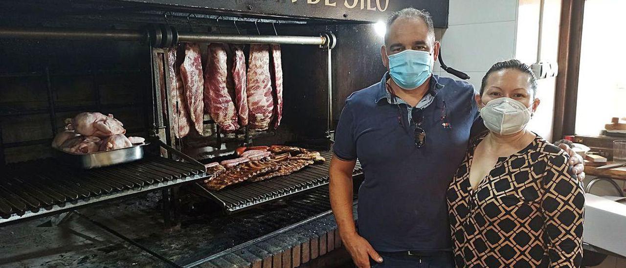 Lolo García Carbajal y Julia Cristina Merchán, en su restaurante de Pravia.